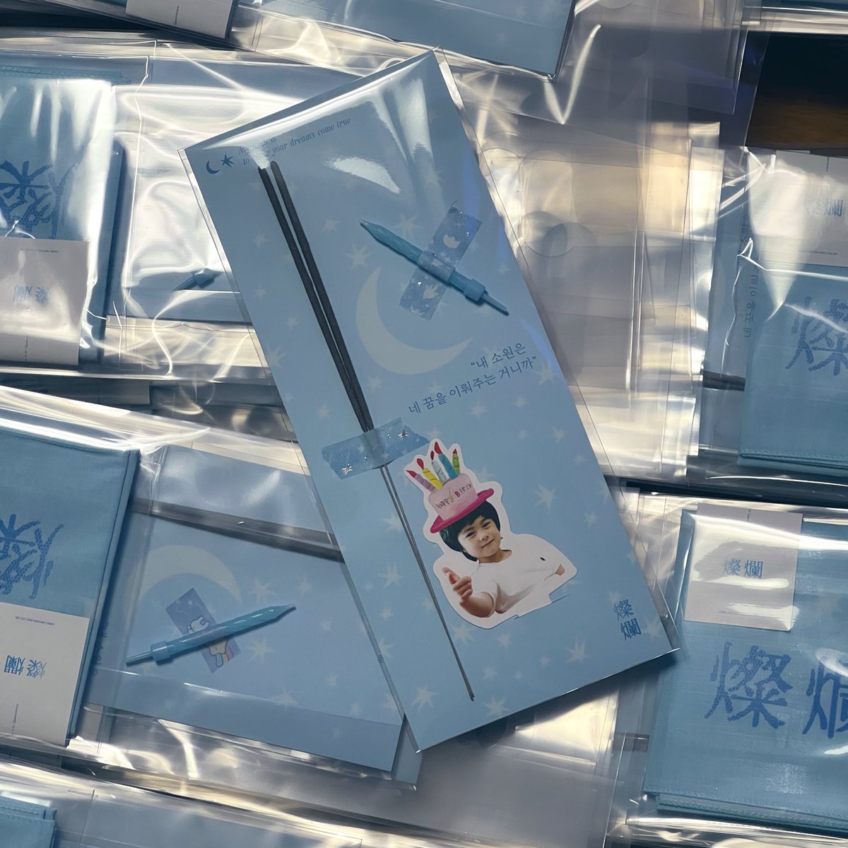 my1over_b's tweet image. 매번 전시와 생카에 빈이에게 전하는 메세지를 받았었는데요 이번에 준비하지않은 이유는 빈이에게 직접 전할 수 있는 매개가 있으면 좋겠다 생각하여 만들게된 생일축하 키트입니다.

반짝이는 폭죽을 하늘에 향하고 빈이에게 전하고 싶은 이야기를 빌어보세요 마음에 묻어둔 이야기를 전해보아요🥹