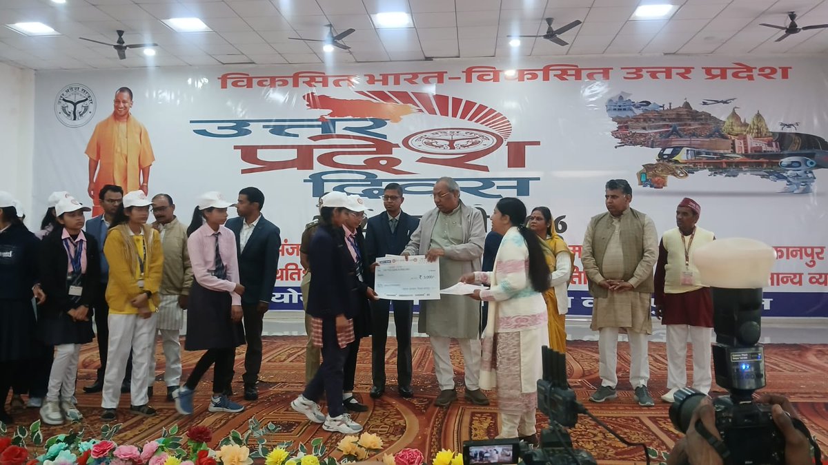 OfficeDehat's tweet photo. #Bbbp राष्ट्रीय बालिका दिवस व उत्तर प्रदेश दिवसके उपलक्ष्य में माननीय प्रभारी मंत्री डॉ संजय निषाद जी द्वारा जनपद की हाईस्कूल एवं इंटरमीडिएट बोर्ड की टॉप 10 बालिकाओं को रुपए 5000 का डमी चेक, ट्रैकसूट व प्रशस्ति पत्र देकर सम्मानित किया गया @UPMahilaKalyan @CMOfficeUP @MinistryWCD https://t.co/l9aD78MyYV