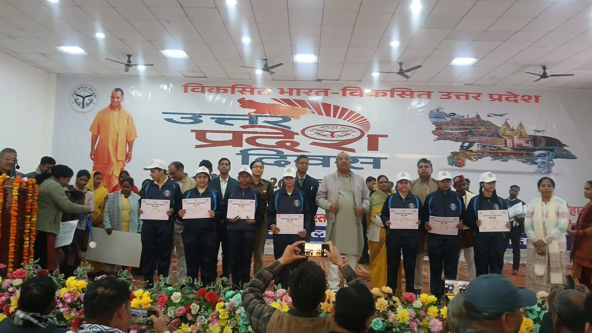 OfficeDehat's tweet photo. #Bbbp राष्ट्रीय बालिका दिवस व उत्तर प्रदेश दिवसके उपलक्ष्य में माननीय प्रभारी मंत्री डॉ संजय निषाद जी द्वारा जनपद की हाईस्कूल एवं इंटरमीडिएट बोर्ड की टॉप 10 बालिकाओं को रुपए 5000 का डमी चेक, ट्रैकसूट व प्रशस्ति पत्र देकर सम्मानित किया गया @UPMahilaKalyan @CMOfficeUP @MinistryWCD https://t.co/l9aD78MyYV