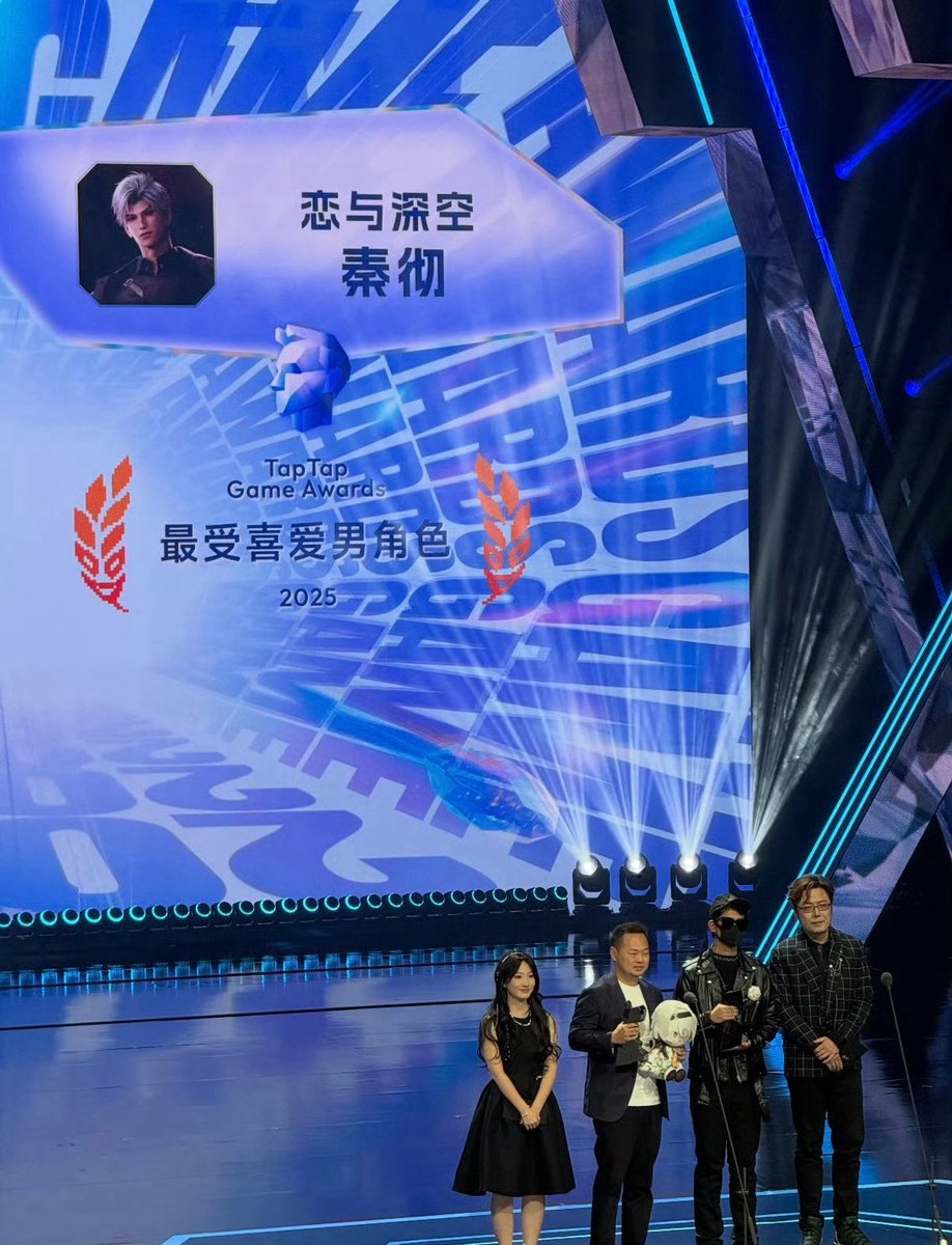 AnnieSylus60479's tweet image. the person accepting the award claimed to be a member of N109🤣saying, “As everyone knows, our boss never leaves N109 easily; he’s very busy, so he sent me to accept the award on his behalf.”hhhhhh
#LoveandDeepspace #Sylus