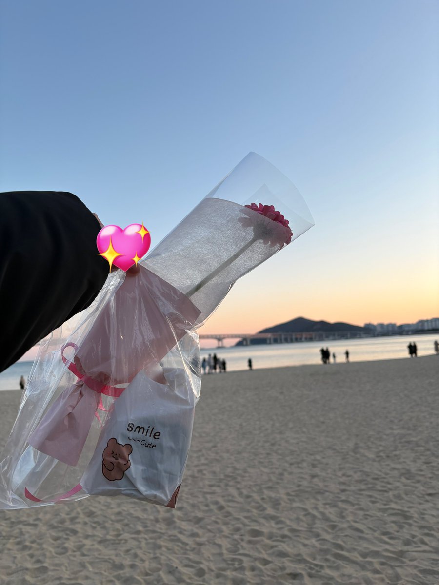 꽃이랑 선물 주는 오린이누나 당연히 좋아할 수 밖에 없겠지?