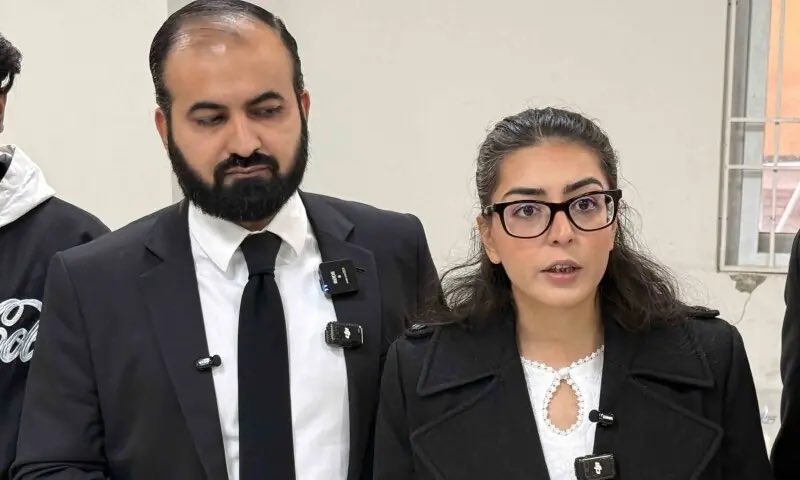 میرا مقدمہ مفت میں لڑنے والی، مجھے میرے کیس سے رہائی اور بری کرنے والی فرشتہ صفت میری بہن ایمان زینب مزاری اور انکے شوھر بادی علی چھٹہ کو ایجنسیوں کے لائے گئے جج افضل مجوکہ نے دس دس سال قید کی سزا صرف ٹویٹس کرنے پر سنادی ہے۔ وہ کیس جس سے اس نے مجھے بچایا، مجھ سمیت ..