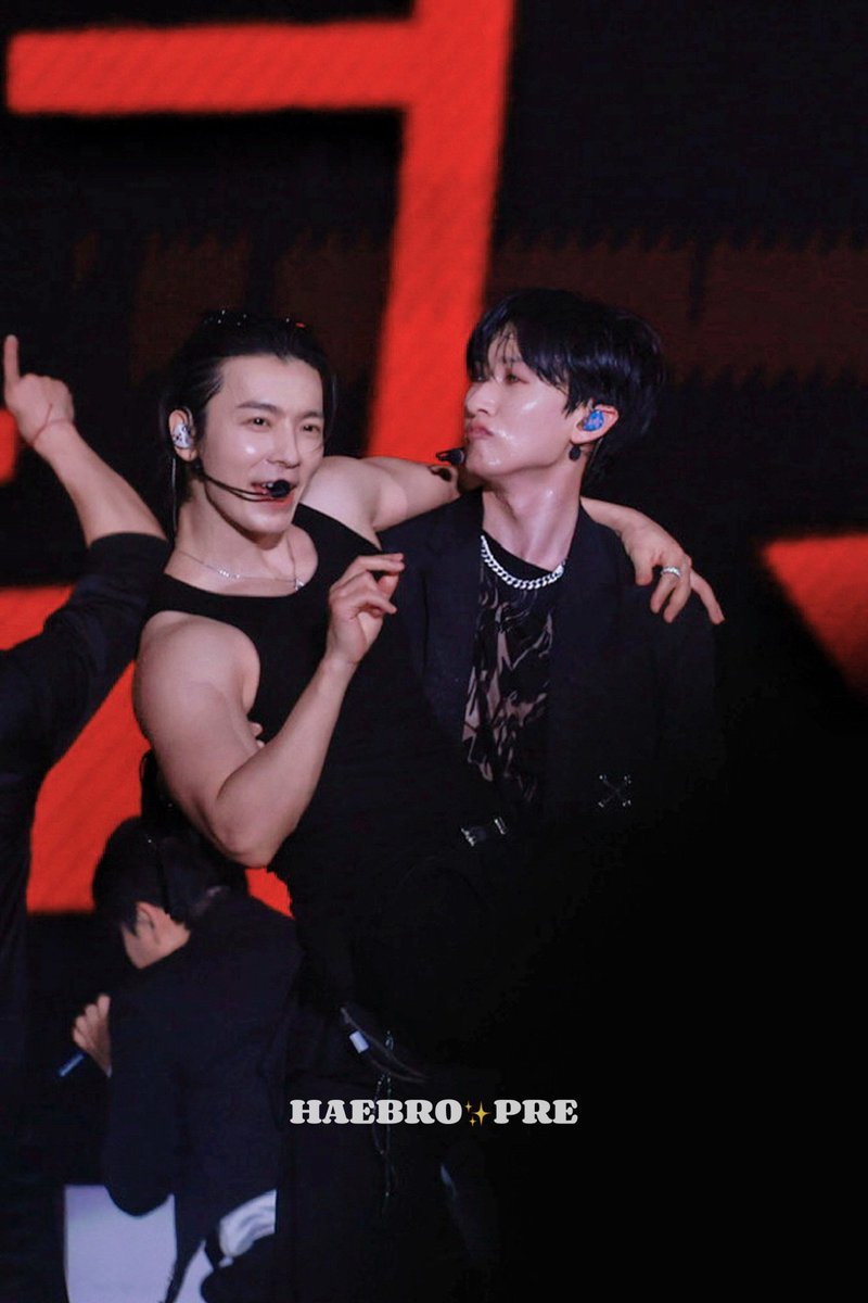 Hyukjae be single-handedly proving to people's faces that being a "mAN" doesn't only mean having big muscles heheheh look at how that *huge* and *muscular* bb ended up being carried in his arms anyway 🥰💕