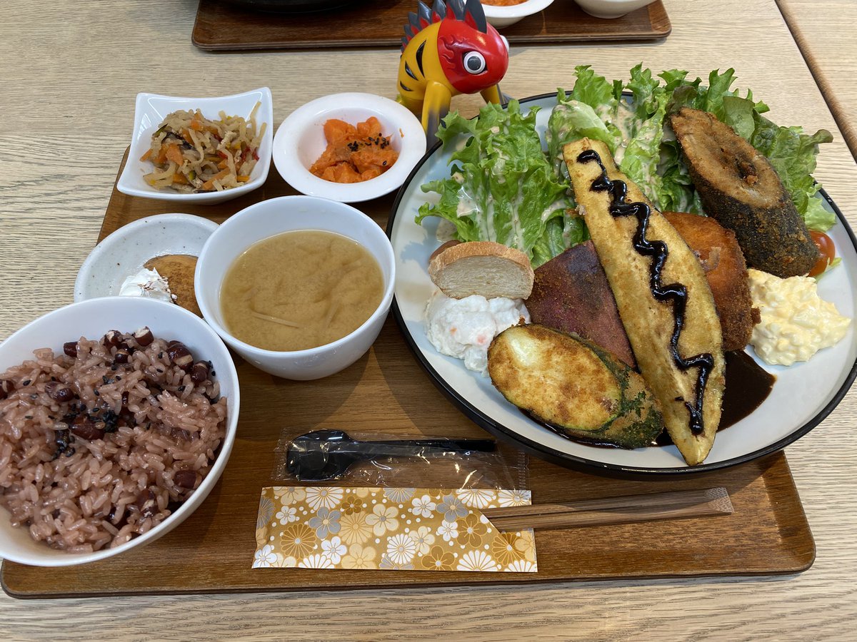 naoneko7032's tweet photo. 今年最初のお出かけは京都へ
旅のお供はキブナドン（第一形態）🐟
まずは冬限定の堀川ごぼうで腹ごしらえ
ごぼう大好き
ごぼう美味しすぎ✨

#キブナドン　#郷土玩具怪獣 https://t.co/yuq0hQEFI1