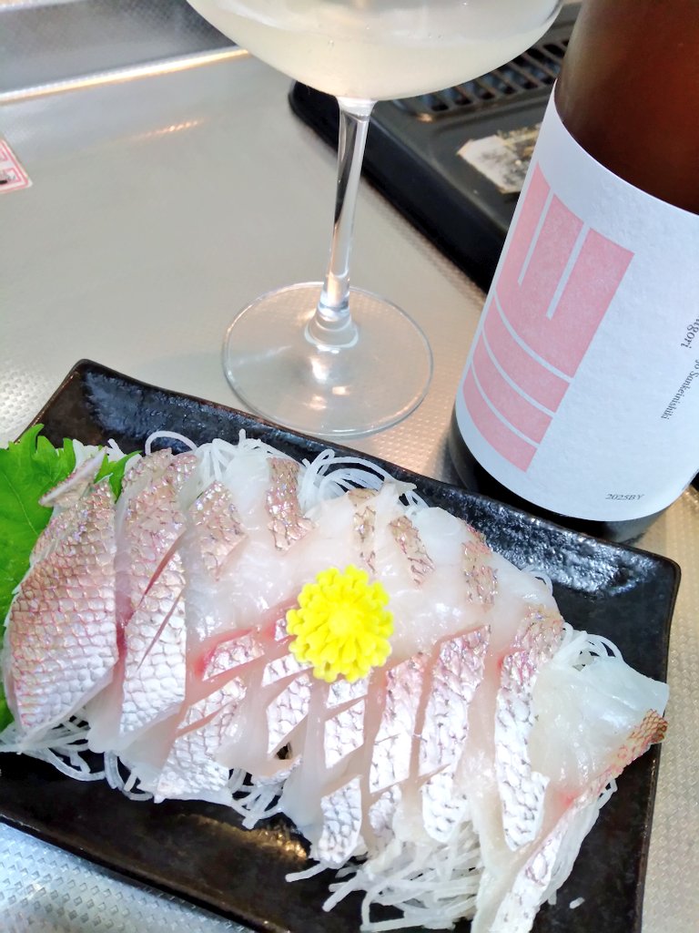 週末の一献。山三 純米大吟醸 山恵錦 うすにごり

香りはスッと穏やかにライチのよう。口に含むと爽やかにフレッシュな甘旨酸味。余韻はスッキリとした苦酸味でやや渋味を見せつつキレていきます。

このうすにごりの旨味を軽快に魅せるジューシーなバランス感の山三✨アテは真鯛のお刺身と頂きます😋