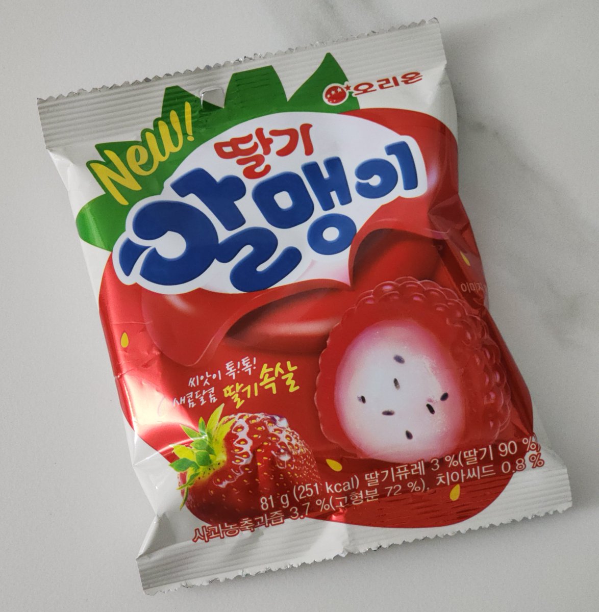 noopnoop__'s tweet image. 아 맞아 딸기 알맹이 나온 거 아시나요
좋아하는 과일 중 하나라 
마트에서 눈 마주치자마자 사왔어요 먹어보겟듬