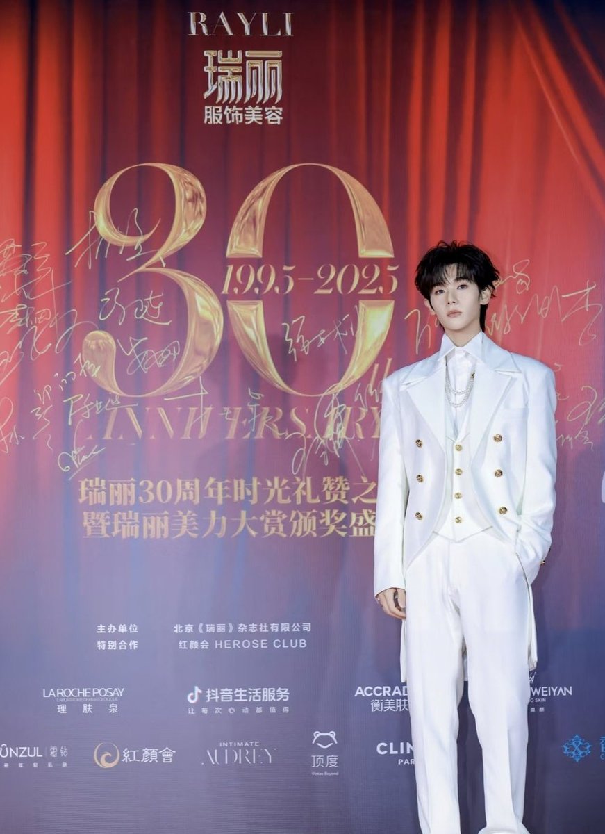 lim_gdl's tweet image. ดีใจได้เห็นน้องออกงานพรมแดง ไม่ใช่ไรเข้ากองเป็นมอมแมมบอย คิดถึงลุ๊คเจ้าชายเหมือนกัน 🤭
NNINE RAYLI 30THANNIVERSARY
#GQCx瑞丽30周年