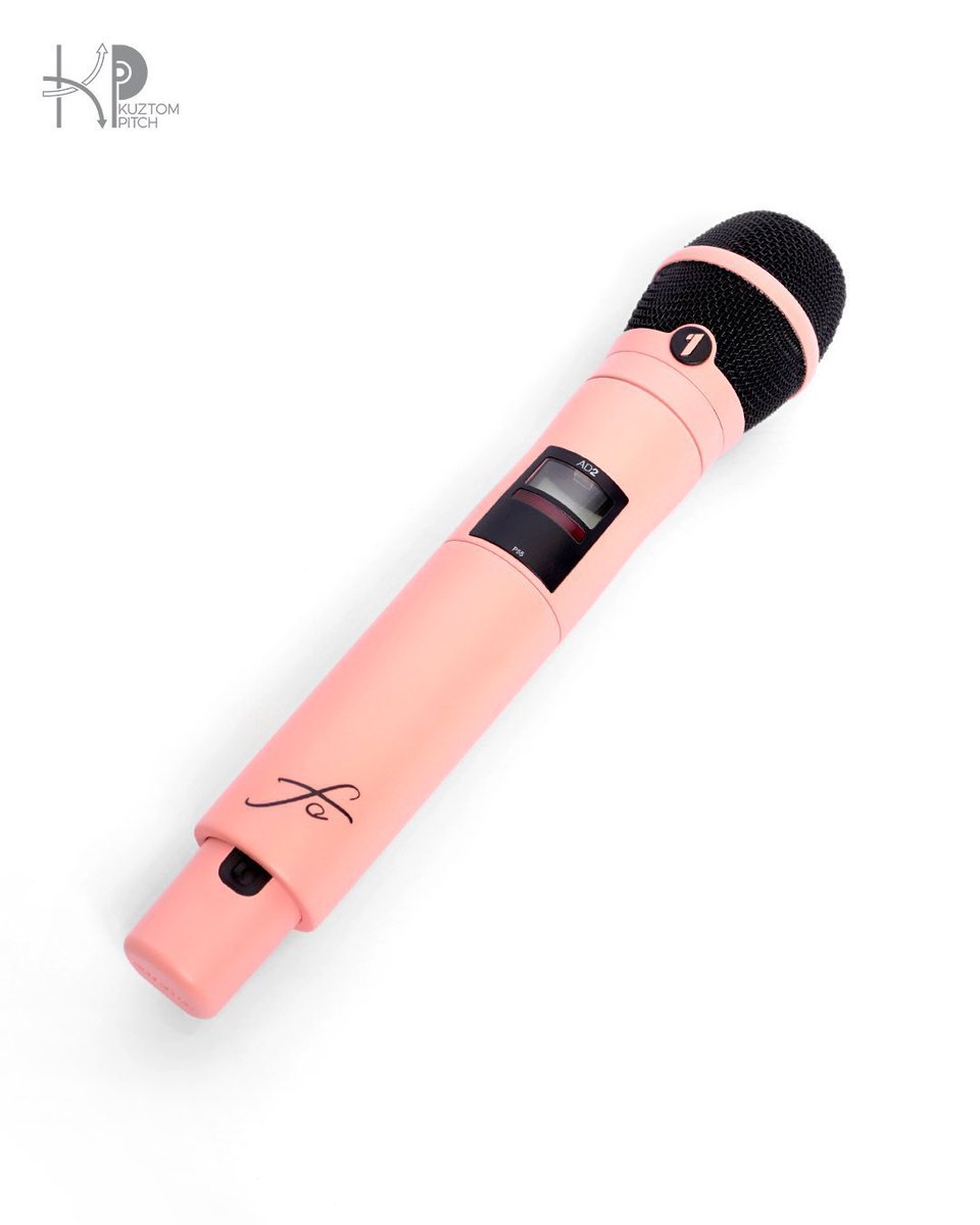 Laaaalyn's tweet image. เล็กน้อยมากๆ เล็กน้อยจนโทนสีต่างกันชัดเจนขนาดนี้ เข้าใจแล้วค่ะ ต่อไปงาน Custom คงต้องเผื่อพื้นที่ให้อารมณ์และจิตวิญญาณของคนทำด้วย สเปกงานหรือบรีฟที่ตกลงกันไว้ จะตรงตามที่ต้องการมั้ย คงต้องเอาไว้ก่อนเนาะ