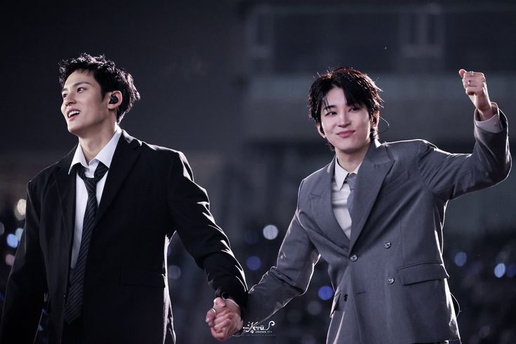 mwoomf's tweet image. what comes after midnight ? ( white midnight ) 

a fucking sunrise...😭🔆