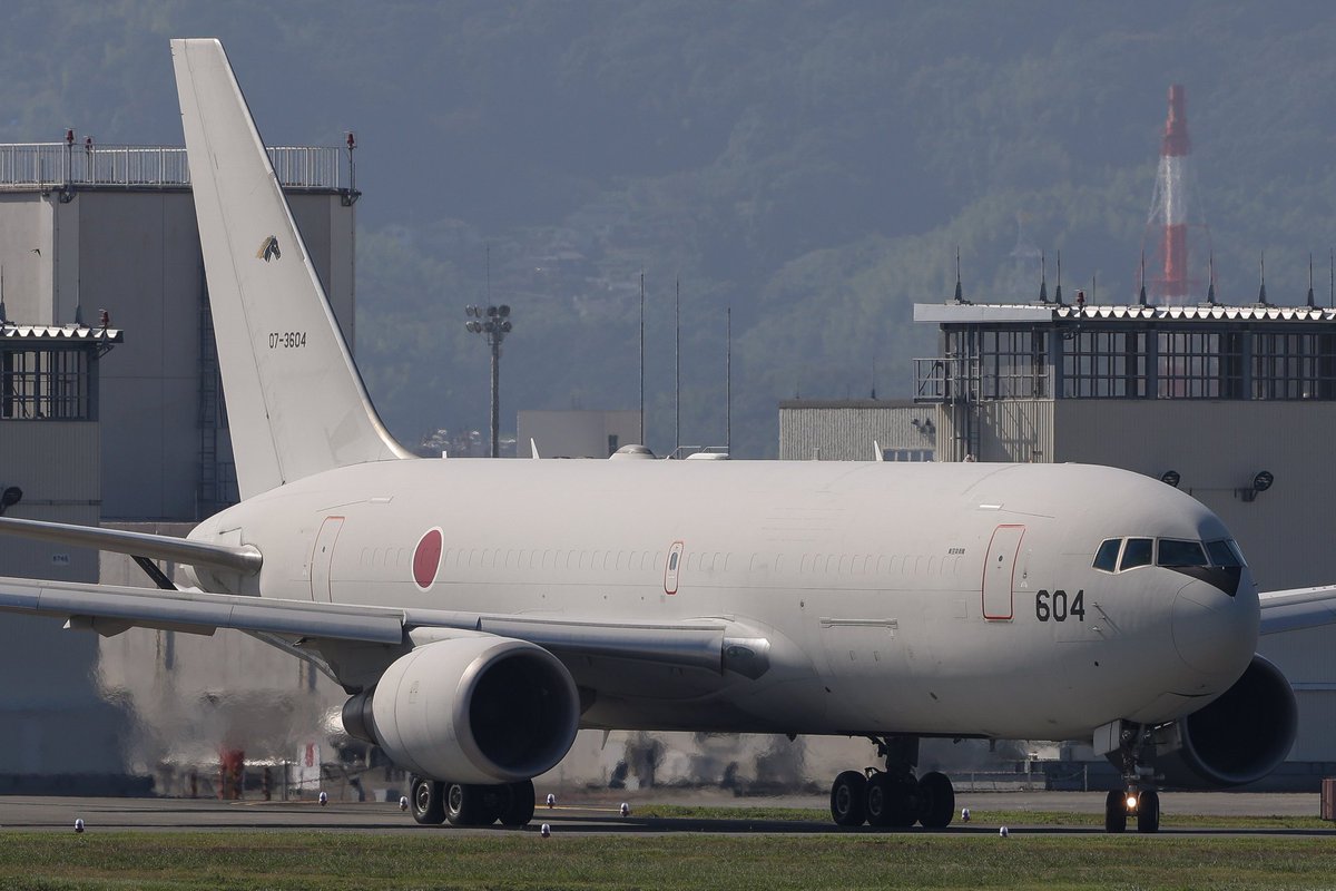 KCを人権のない飛行機って言ったら、C-1とか130とかはどうなる？
元々は民間機の設計なので、乗り心地が良い(窓はほぼ無いが)のは勿論のこと、訓練で移動する隊員達が他の官用機に搭乗する際に悩まされる荷物問題をKCでは悩まなくて良かったので、KCはアタリの機材であった