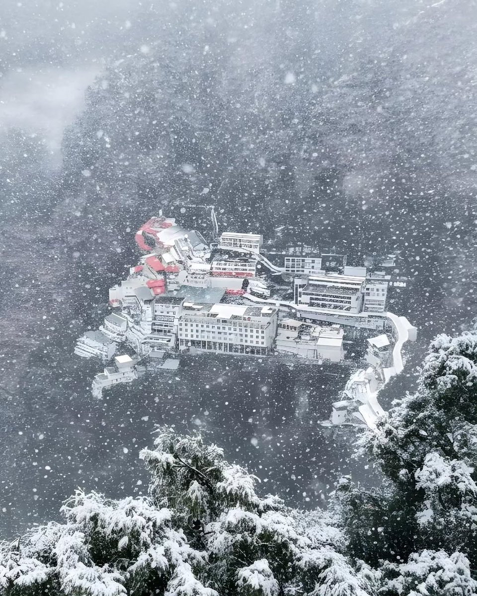 Two seasons.
One Divine location