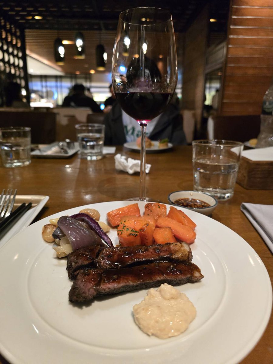 Steak &amp; Wine = Perfect Pair 🥩🍷
#เรียลชาย #เรียลทำงาน #ชายเดี่ยวกทม #รัชดา #รัชโยธิน