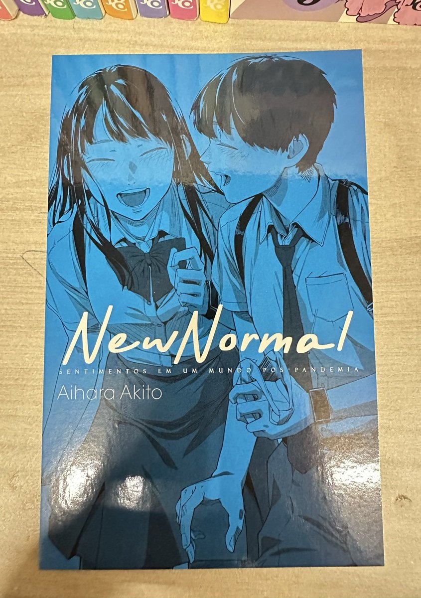 ブラジル在住の石川祐司さん(@y_ishi12)にポルトガル語版ニューノーマルのオマケのポストカード&しおりの写真を送っていただきました🙏✨
こうやってグッズを作ってもらえるのは最高に嬉しい〜😭✨ 