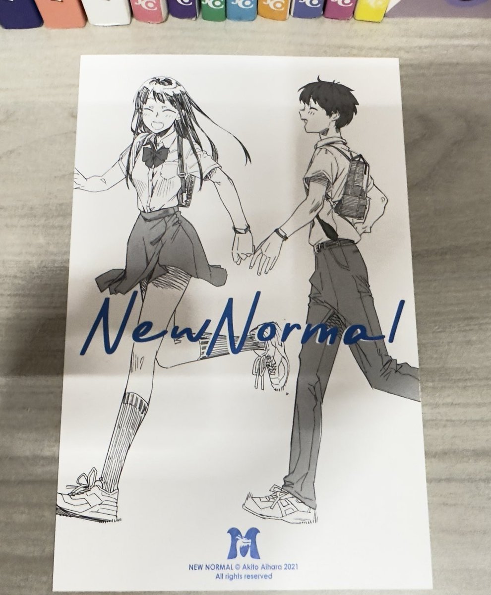 ブラジル在住の石川祐司さん(@y_ishi12)にポルトガル語版ニューノーマルのオマケのポストカード&しおりの写真を送っていただきました🙏✨
こうやってグッズを作ってもらえるのは最高に嬉しい〜😭✨ 