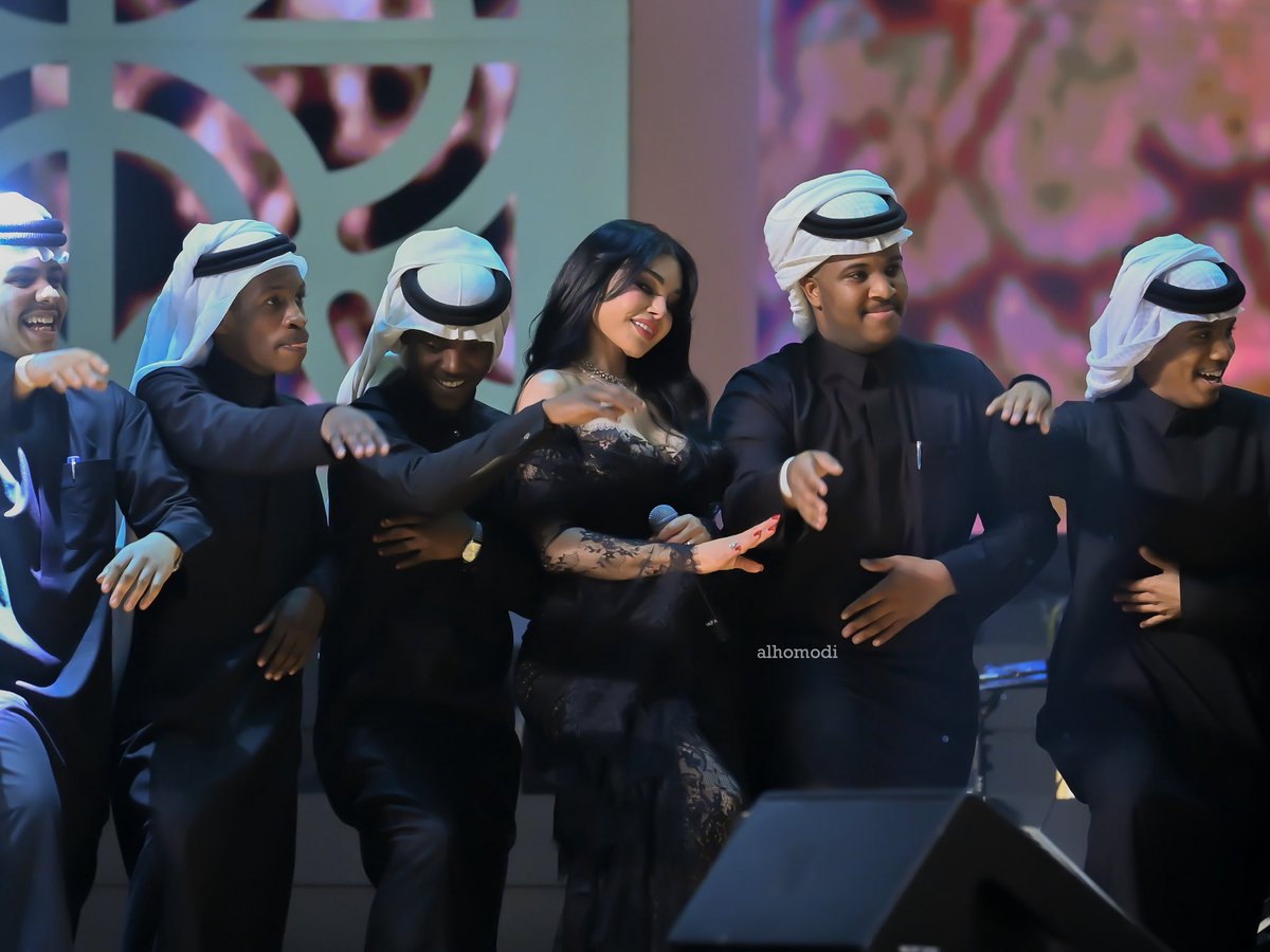 هيفاء و #اش ❣️🎵

#هيفاء_وهبي_في_الرياض
#روتانا_لايف
#موسم_الرياض 

<a href="/HaifaWehbe/">Haifa Wehbe</a>