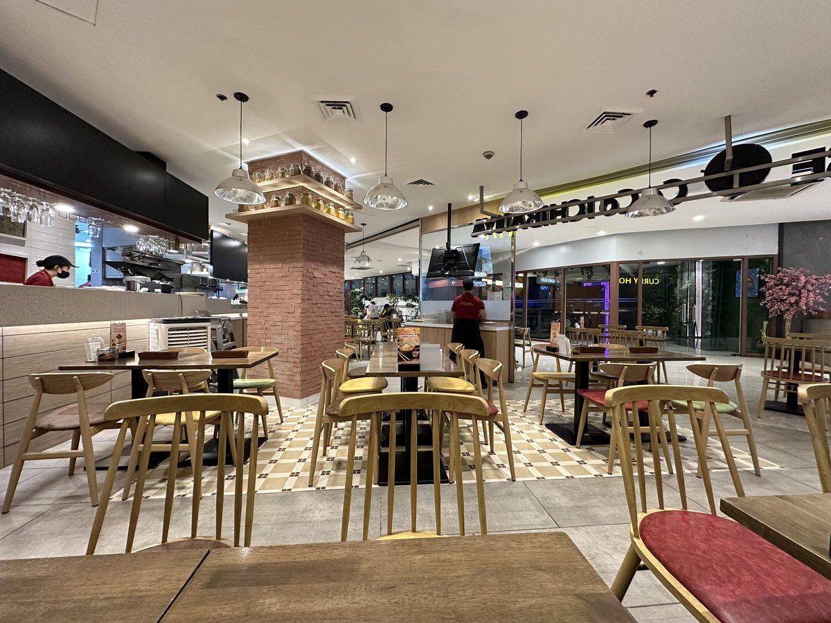 Coco Ichibanya PH, at least in Eastwood, is ALMOST EMPTY

Since it surged its prices by around 20%, foot traffic in this branch dropped so much

This is on a Saturday evening where most of the other restaurants are full