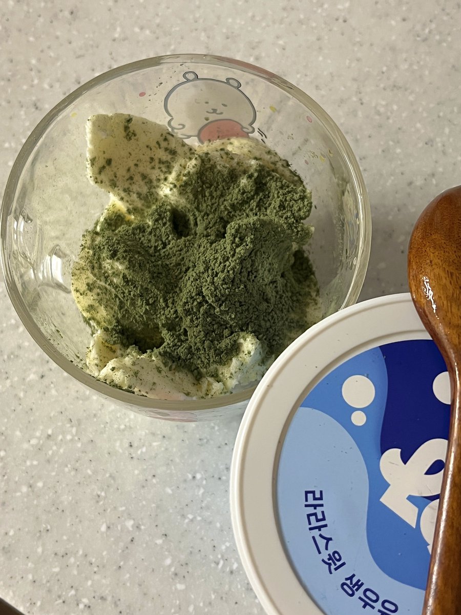 dongdong_eat's tweet image. 이 트윗 보고 냉장고상황 고려해서 라라스윗 생우유에 쑥가루 넣어서 먹었거든요?
ㅈㅉ인생아이스크림이에요…🥹🥹🥹🥹
아이스크림은 저을수록 공기층이 사라져서 쫀득쫀득 젤라또처럼 되니 마니 저어서 드셔보세요
진씸쫀득이됨…