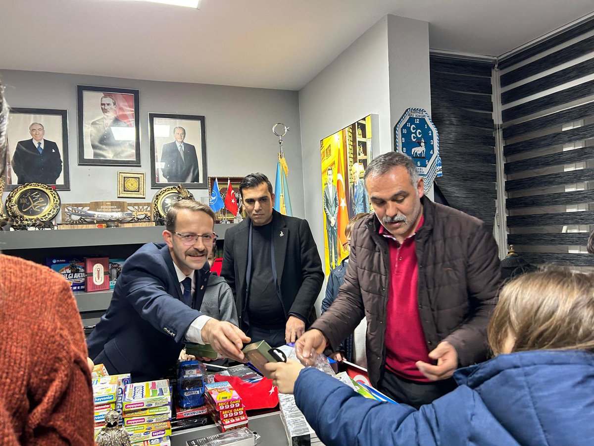 Küçükçekmece Ülkü Ocakları olarak,
Yusuf Akçura Ortaöğretim Yarıyıl Gelişim Programı sosyal sorumluluk faaliyetleri kapsamında, geleceğimizin teminatı olan çocuklarımıza karne hediyelerini takdim ettik.

Var Olsun Ülkü Ocakları! 🇹🇷
<a href="/ayyildirim1/">Ahmet Yiğit Yıldırım</a>