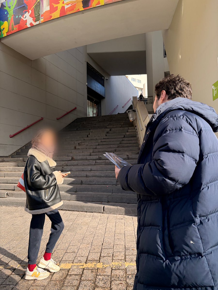 Action de RN92 au marché Sainte-Lucie à #IssylesMoulineaux, sous ce beau soleil ☀️ 
Distribution de notre tract « Remettre la France en ordre » et beaux échanges avec les habitants.

🚨 Sécurité et cadre de vie : enjeux majeurs pour les Français, y compris dans les #HautsdeSeine
