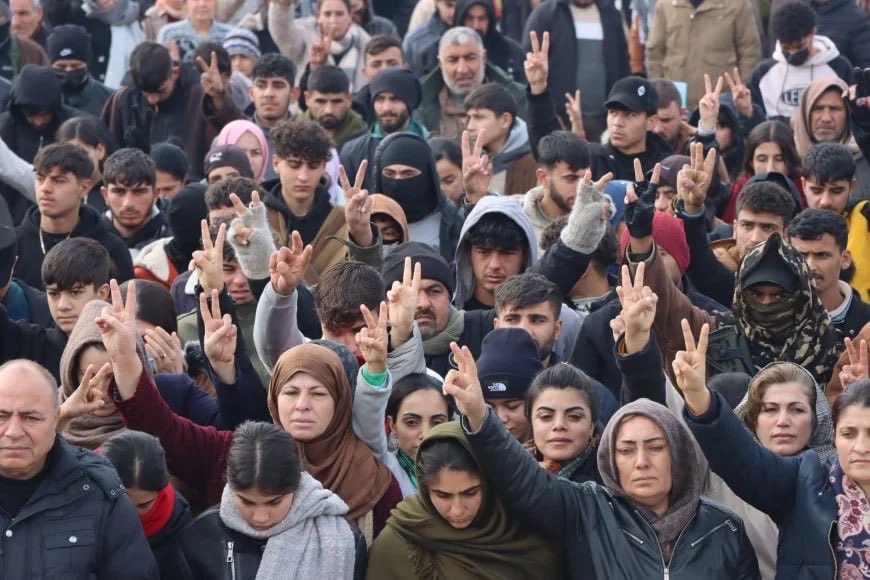 cuneytyyavuz's tweet photo. #SONDAKİKA 

Ev era Kürdistan kobani ‘ye wek şerane 
Qore dıjmını yana 

#BijiberxwedanaRojava https://t.co/OzkHRuQlAV