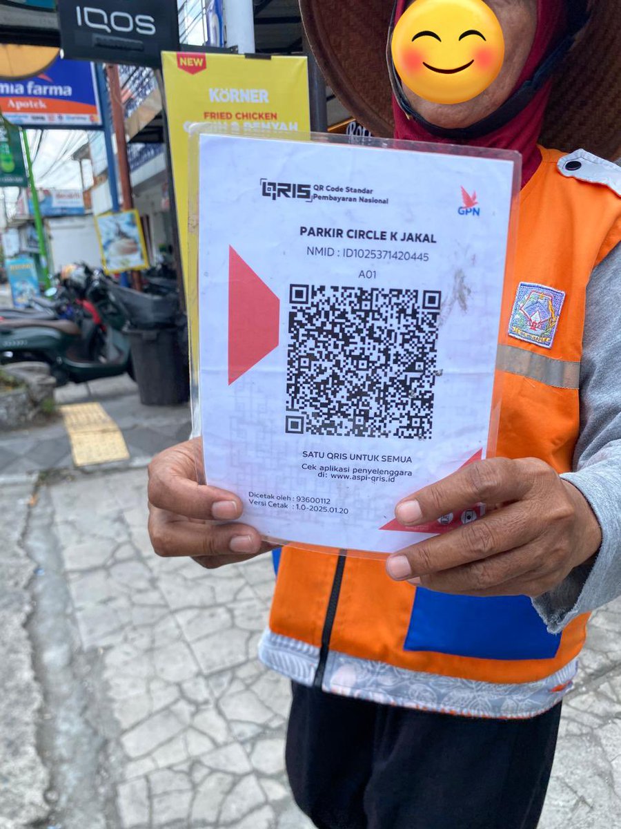 meanwhile lagi di jogja, ketemu tukang parkir yg bawa2 qris 😆
