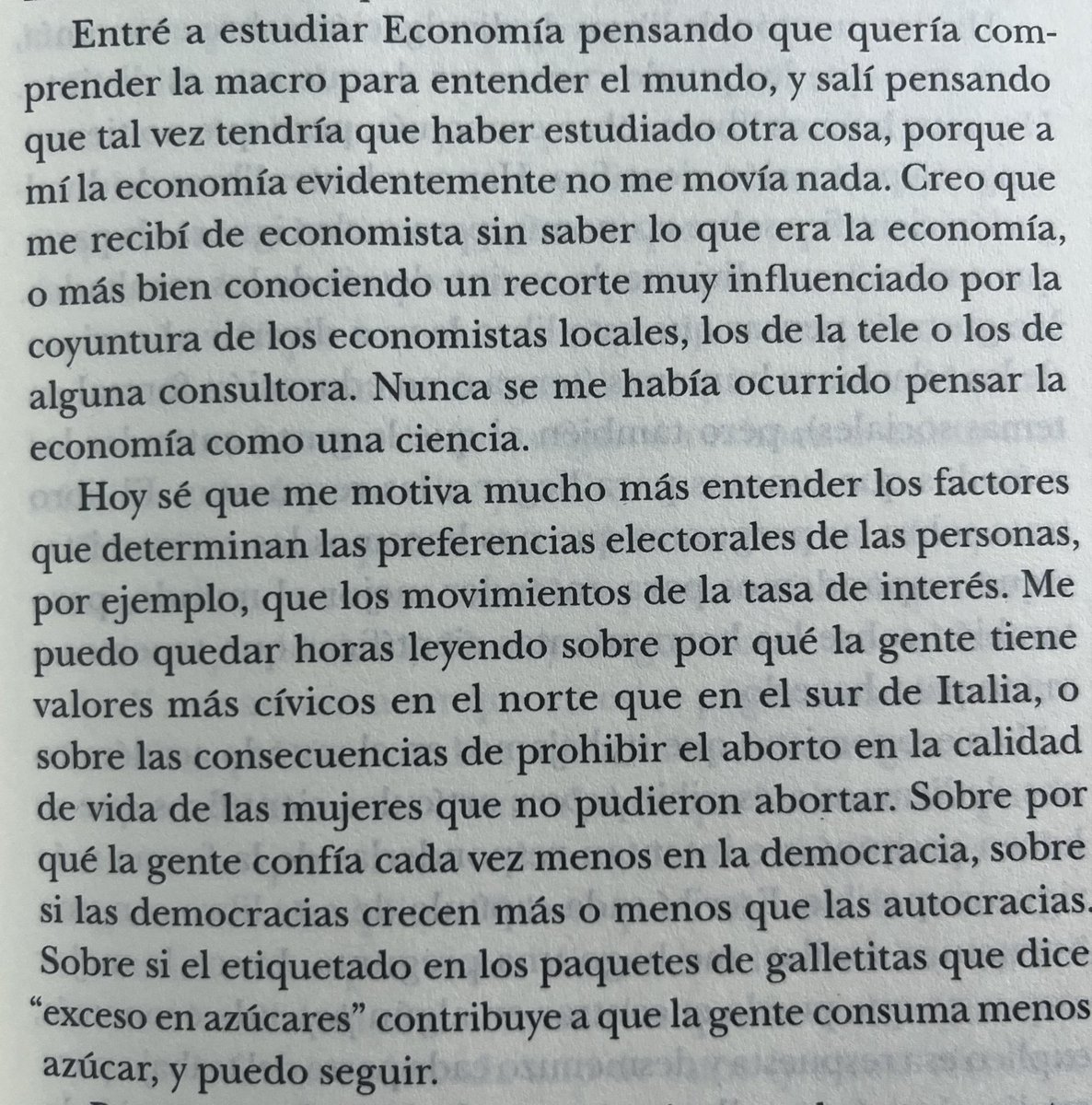 agustindaco's tweet photo. Seguramente tengo una mirada algo sesgada: soy contemporáneo a Nicolás y, como muchos, decidí estudiar economía para entender la crisis de 2001. También hubo un momento en mi carrera en el que sentí que la disciplina, tal como la estaba practicando, no me terminaba de llenar. Me siento muy representado por esta descripción que hace en la intro.