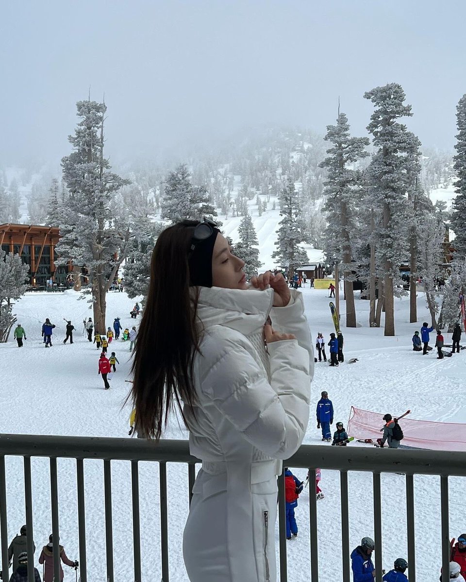 legitrosho's tweet photo. No one does winter correctly THAN the ice princess sisters of course. 

just guess who genuinely ski vs who doesnt 😂 https://t.co/KsO9VHt5Xp