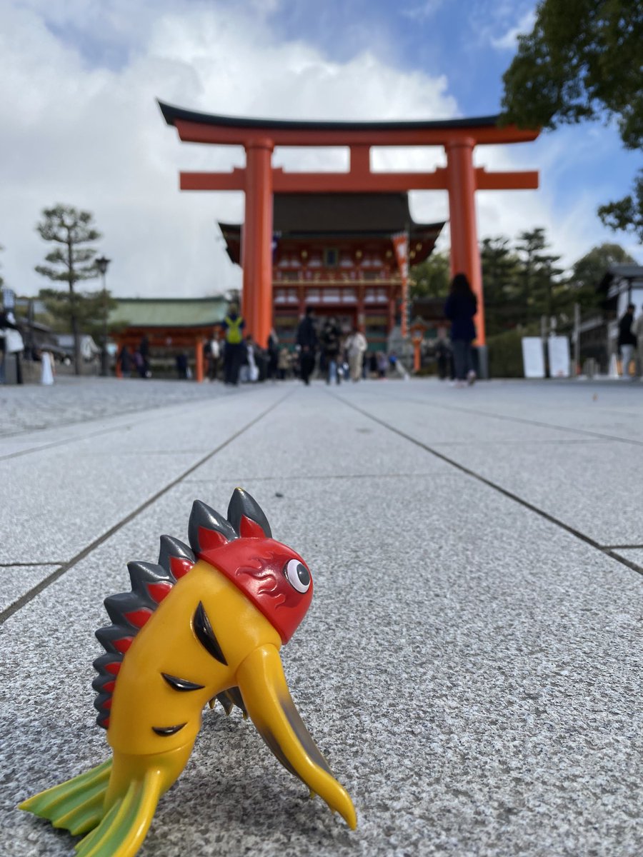 naoneko7032's tweet photo. 伏見稲荷大社へお詣りに⛩️

#キブナドン　#郷土玩具怪獣
#照紗 https://t.co/9ncJZpabYW