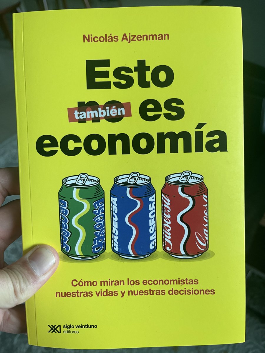agustindaco's tweet photo. Súper recomendable este libro de @Nicolas_Ajz. Hace años que enseño Micro 1 y lo más difícil no es explicar los modelos, sino transmitir lo poderosa y versátil que es la economía como marco conceptual para estudiar casi cualquier pregunta.

Mucha gente cree que la economía es solo predecir el precio del dólar o explicar la evolución del riesgo país. A muchos economistas (me incluyo) esas preguntas nos resultan bastante aburridas. Desde Gary Becker en los 70s, el campo se expandió enormemente: crimen, discriminación, matrimonio, decisiones cotidianas.

Este libro recopila excelente evidencia académica sobre ese “otro” mundo que estudia la economía, lejos de la sección económica del diario. Muy buena lectura si estás pensando qué estudiar o si querés una forma más rigurosa de pensar y abordar preguntas empíricas interesantes.