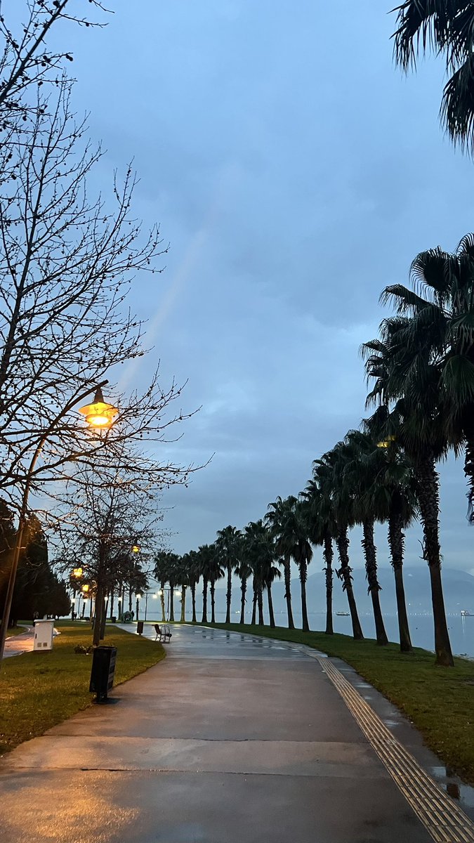 HaticeC79364435's tweet photo. Sen seni bil, seni sen bilsen;
kendindeki seni anlarsın.
O vakit cefa nedir rahmet nedir ayırt edersin.
Canı yakanın da, yarayı saranın da
aynı elden geldiğini görürsün.
Şikâyet susar, teslimiyet konuşur.
#sükut #teslimiyet #senisenbil https://t.co/79NczFldeL