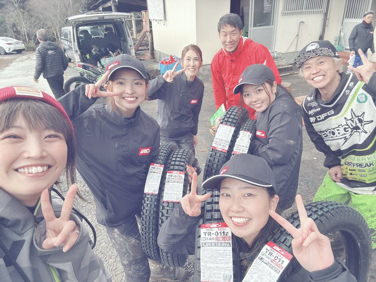 nyanba_youka's tweet image. 【お知らせ】
昨日発売の『月刊 #ダートスポーツ 3月号』の表紙になりました……！！

ダートスポーツは初です！！！！！
見せてもらってビックリでした！！！！！
ありがとうございます😭✨✨

話題の #WR125R も #ハッピートライアル も載ってますので、ぜひチェックして下さい(*´◒`*)