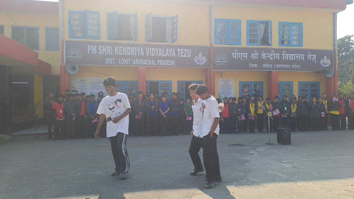 Dr_sam8986's tweet photo. Nukkad natak was organised by the students in collaboration with State Aids Control Department, Arunachal Pradesh to create awareness about #AIDS and harmful effects of  #drugs among the students and staff. @KVS_HQ @KVSRO_TINSUKIA @NAT_AIDS_Trust @ciet_ncert https://t.co/LMNJkyRGIQ