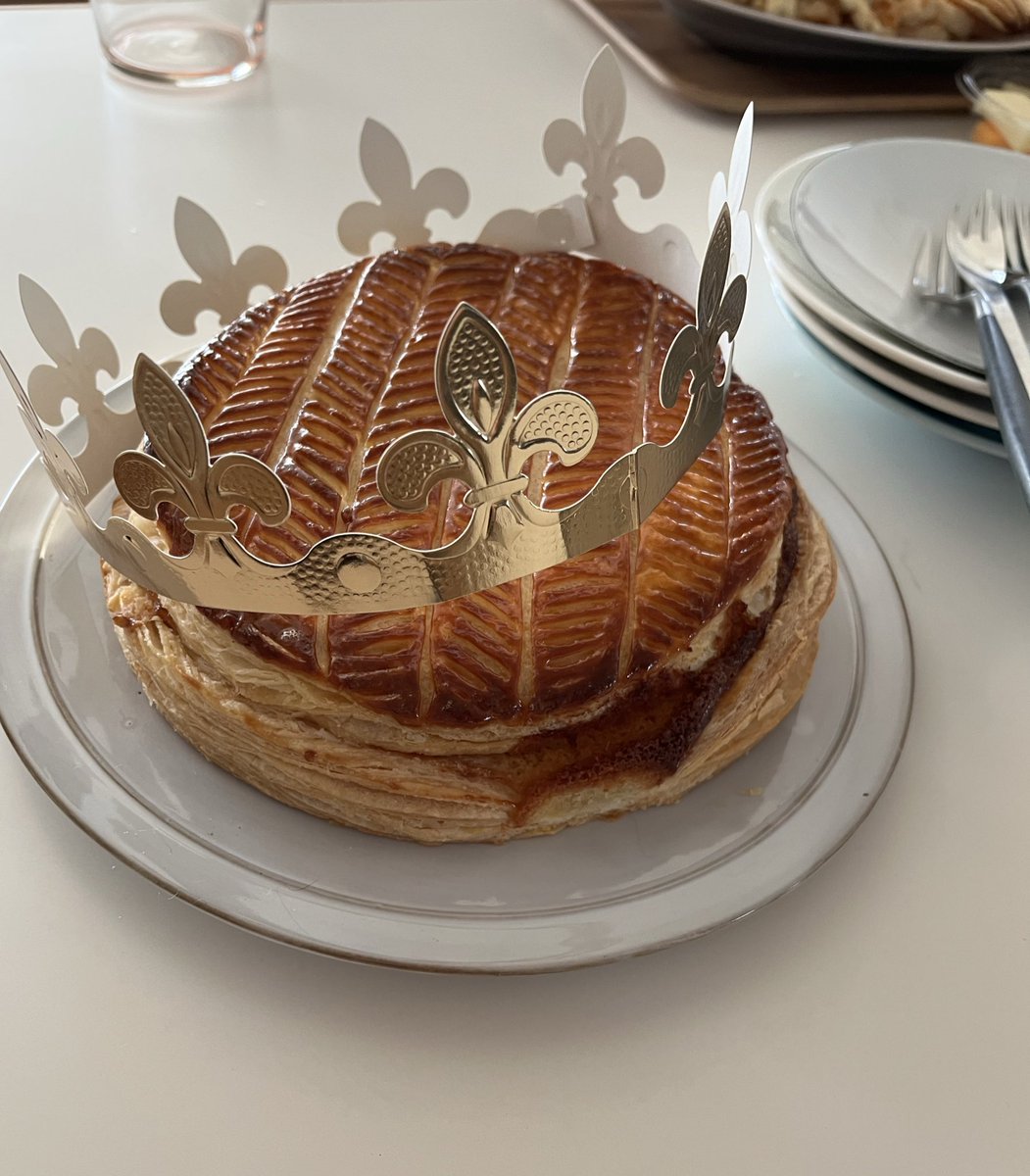 友人の手づくりガレット・デロワ 美味しかった..王様は逃しました👑