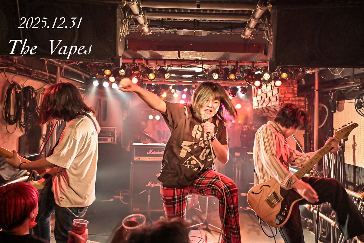 e_takacc69's tweet photo. 最近少ない女性vo.のpunk band🔥
カッコいいんでぜひぜひ🎸🎸
リズムが強靭💪
#thevapes #punkband #live https://t.co/WjbHLvyovG