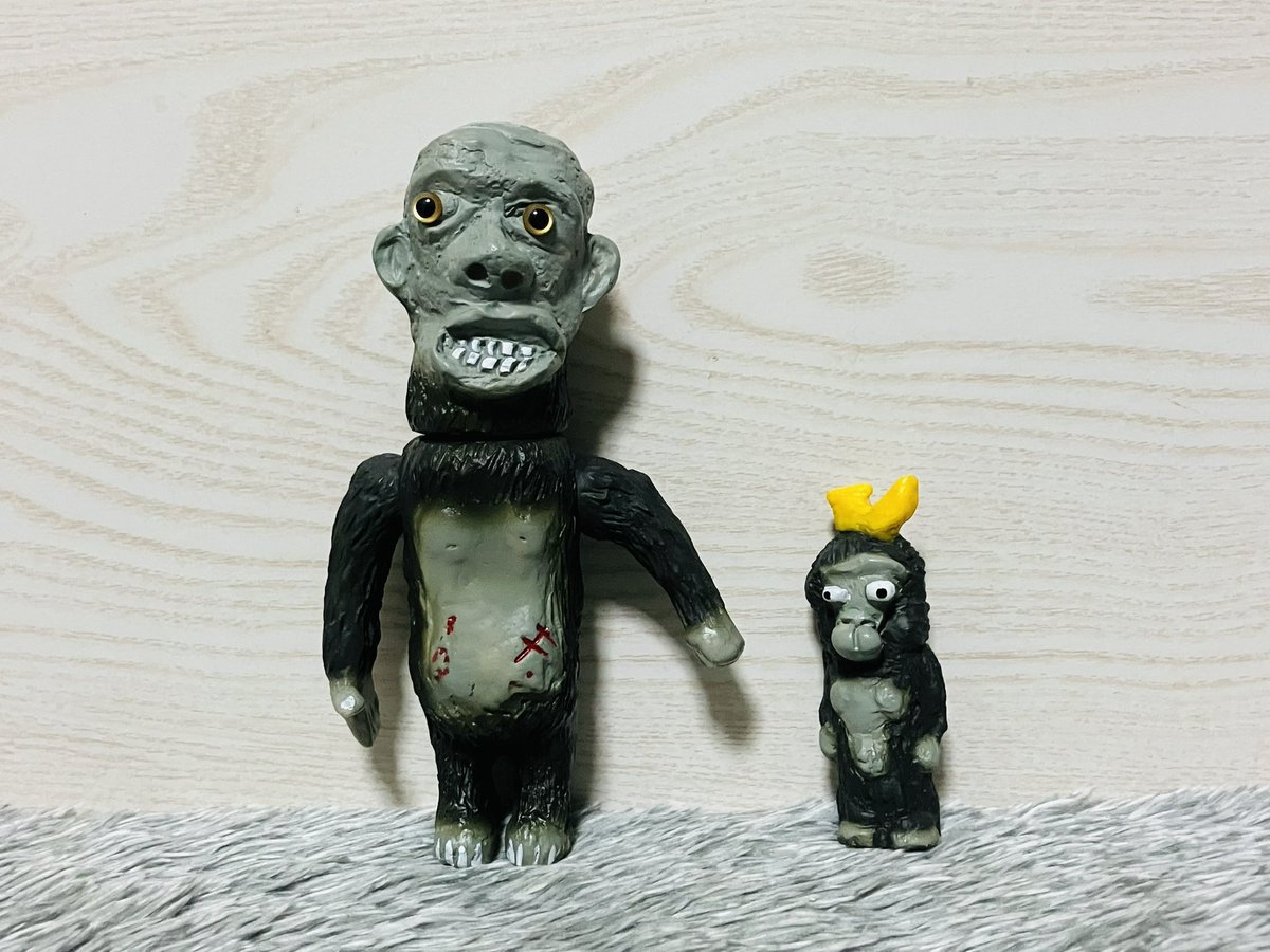 原人ポンゴリ（黒）＋チビゴリラ ブキヨウスタジオ ソフビ 未開封 ブキヨウスタジオさんより「ポンゴリ」です。 骸骨のような顔をした