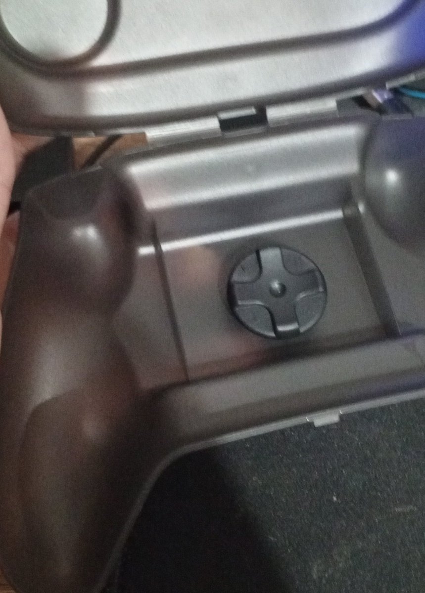 Önsipariş verirken çok şüphelendiğim (Gulikitin önceki kolları yüzünden) bir kol oldu ama gerçekten başarmışlar.
Şuan sadece 3 olumsuz şeyi var.
Tuş değiştirme aparatı tuşlar için fazla keskin.
Işık seçenekleri iyi ama renk olarak kötü.
Henüz ekstra yazılımı yok ama gelicek.