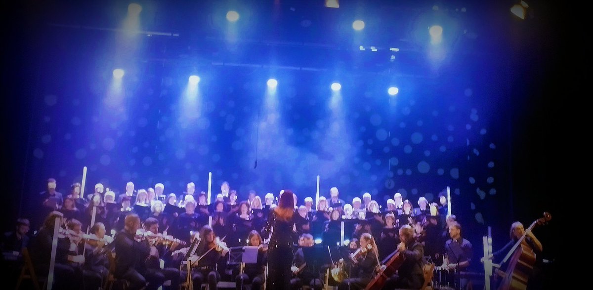 Bellos momentos del concierto dado éste pasado año 2025 en el mes de Diciembre en 
#CasadeCulturadeVillava
#AtarrabiakoKulturEtxea
Expresiones iluminadas por la música.
🎼🎼🎶🎶🎻🪈🎹
intempore.org/multimedia.php