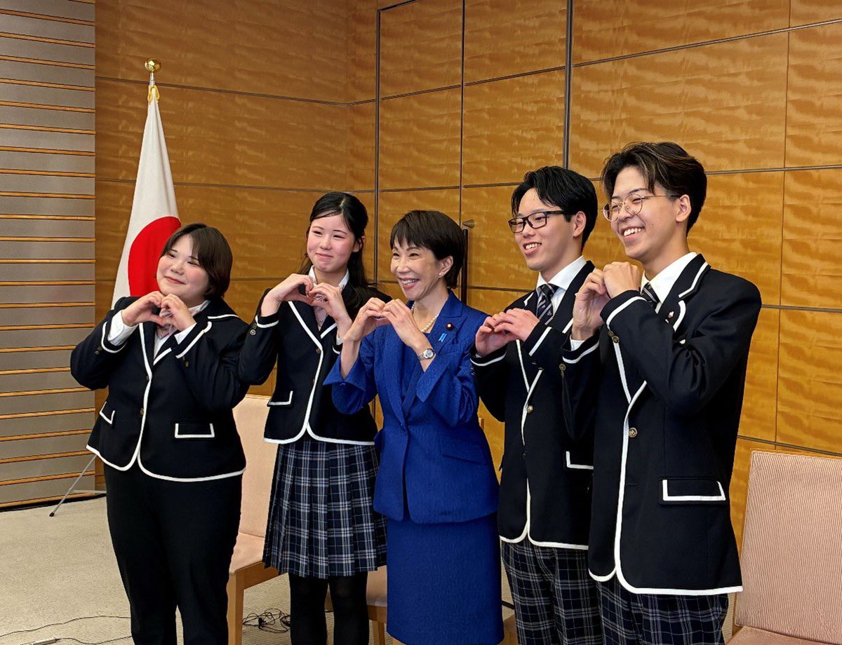 未来を担う高校生たちと、日本の未来について本気で語り合ってる場面、めちゃくちゃ良すぎる。
外交のコミュニケーションから、レアアース、コンテンツ産業、さらにはメイクや「サナ活」、好きな音楽の話まで…話題が幅広すぎて、聞いてるだけで楽しくなるやつ。