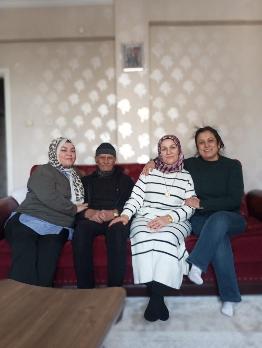 Canciğer  Amcamın kızı ve çocukluk arkadaşım  zehra amcamin kızı, istanbul' dan mardine gelerek , ve kızkardesi  nesime ile beraber  babamı,  ziyaret ettiler. Ziyaretlerinden dolayı iki amcamin kızına teşekkür  ederim.  Allah birliğimizi dirliğimizi bozmasın inşallah  Amiiin.