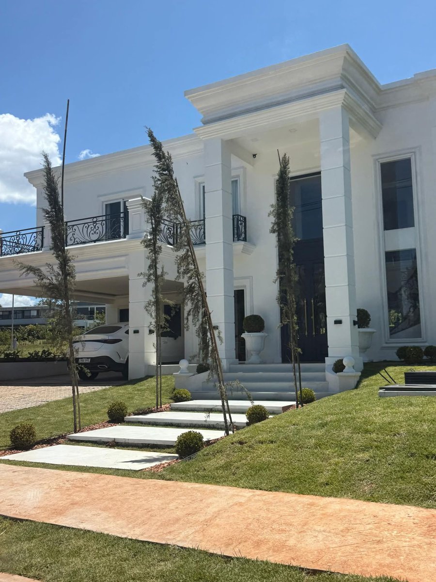 Flamante mansión de DanyD en AquaVillageAltos Enajenaron bienes de Mocipar,se alzaron con décadas de aportes de miles de trabajadores,luego declaran quiebra y viven hoy en la opulencia.
Sufrimiento a muerte de mucha gente llevan impregnadas esas paredes. <a href="/PoderJudicialPY/">Corte Suprema CSJ</a>