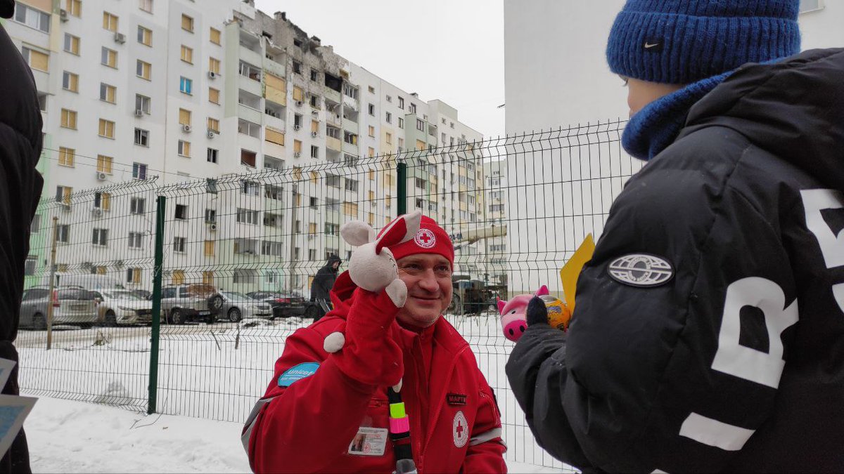 UNICEF_UA's tweet photo. Another terrifying night of attacks on #Kharkiv &amp; extreme stress &amp; fear for children.

With our partner @RedCrossUkraine we quickly provided psychosocial support to help families &amp; children cope &amp; recover + hygiene kits for those affected &amp; whose homes were damaged or destroyed. https://t.co/oceE0tzFT2