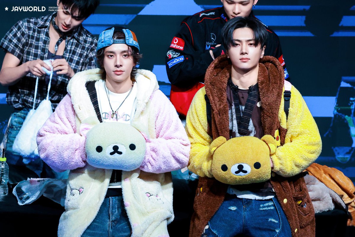 shnjayke's tweet image. whoever gave those matching items to jayke, thank you so much 😭🤍