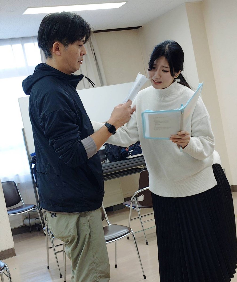 お稽古わず☺

今日も張り切ってお稽古してきました‼️
写真を撮る時間がなく、撮っていただいた写真です😊
伶原のお尻が異様に大きいのは、お衣装の関係ですヨ笑笑

#洋館ミステリ劇場 #黒服