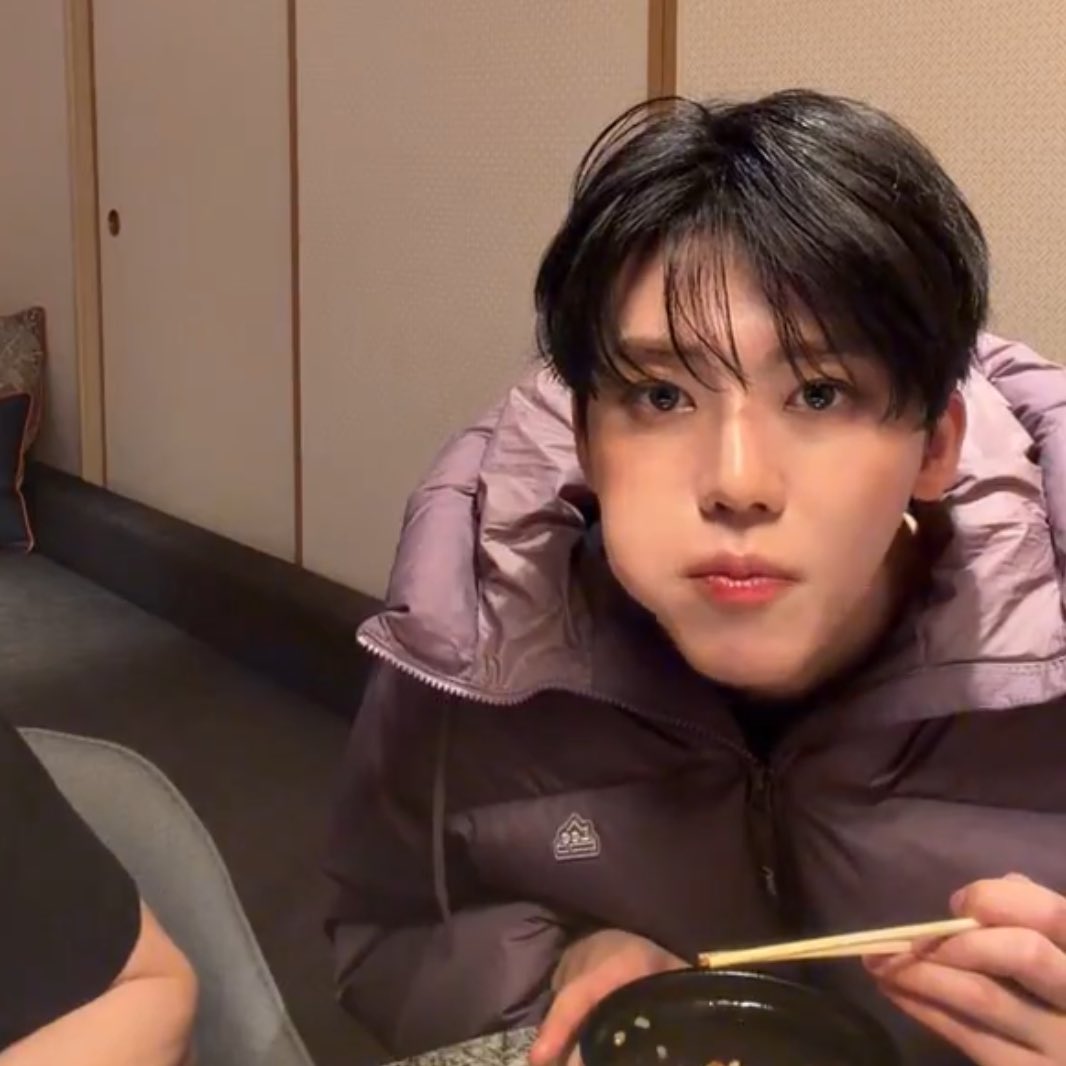 SHARKXTOUCH's tweet image. ชั้นยกให้แจมินเป็นคนที่กินข้าวแล้วเคี้ยวตุ่ยได้น่ารักที่สุดในสามโลกเลย ชั้นเอ็นดูฮีเป็นจำนวนมากเลย กินข้าวแก้มอ้วนเลยนิ กิมข้าวเยอะ ๆ เลยน้าคนเก่ง น่ารักจนอยากจ้างให้มานั่งกินข้าวให้ดูเลยคุณแจมมี่ 𓇋_(˶◕؎◕ ˶)_𓌉