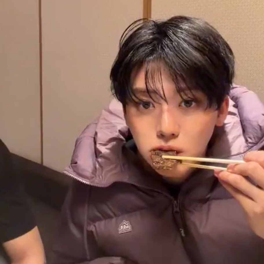 SHARKXTOUCH's tweet image. ชั้นยกให้แจมินเป็นคนที่กินข้าวแล้วเคี้ยวตุ่ยได้น่ารักที่สุดในสามโลกเลย ชั้นเอ็นดูฮีเป็นจำนวนมากเลย กินข้าวแก้มอ้วนเลยนิ กิมข้าวเยอะ ๆ เลยน้าคนเก่ง น่ารักจนอยากจ้างให้มานั่งกินข้าวให้ดูเลยคุณแจมมี่ 𓇋_(˶◕؎◕ ˶)_𓌉