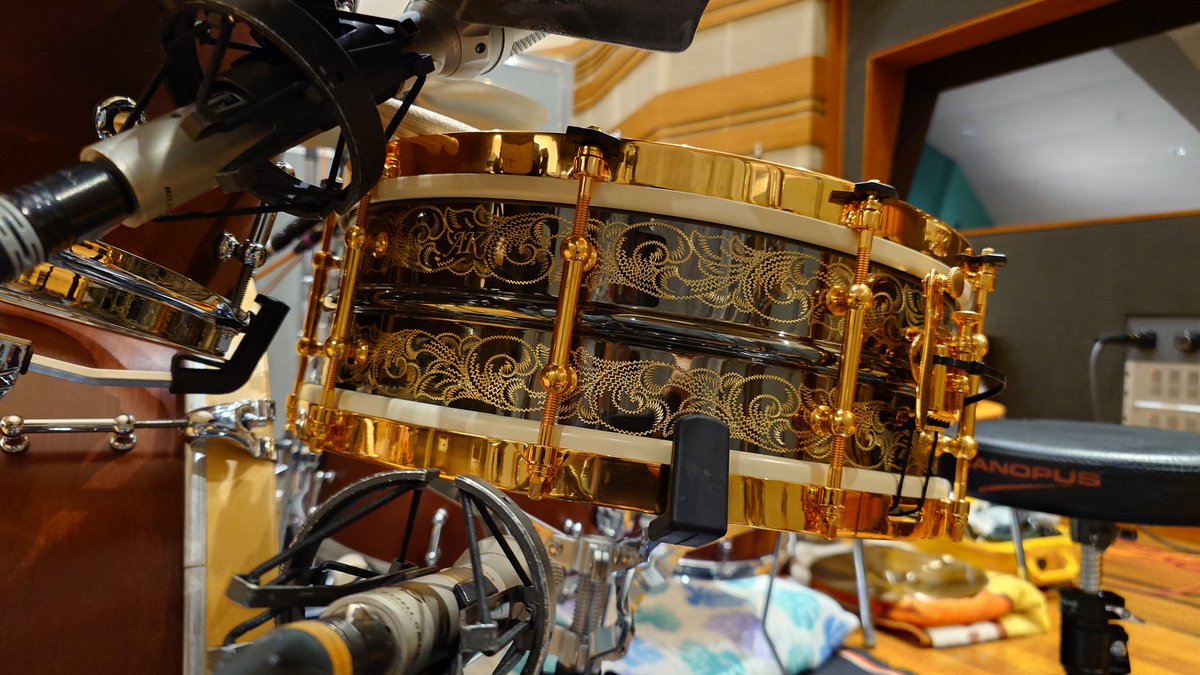 tto_ling's tweet photo. 昨日のドラムテック。

大活躍中のAK Drums...
楽曲への馴染み方がすごいの一言。
スネアとしての完成度も凄いのに、混ぜても凄い。

#AKDrums https://t.co/kSLNReLaXr