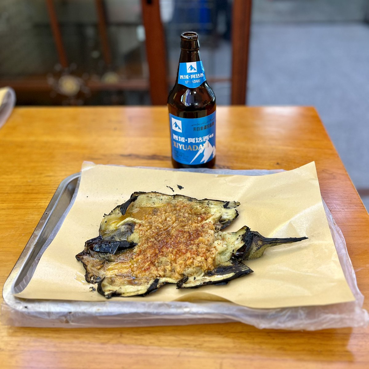 Ikero_Blog's tweet photo. 羊肉串と烤茄子。脂身柔らかい羊肉がまいうーすぎて、まいうーすぎた。臭豆腐の串もビールに合いすぎ。烤茄子はみんな笑顔になるのでは？と思えるうまさ。 https://t.co/C9FLSMCSP3