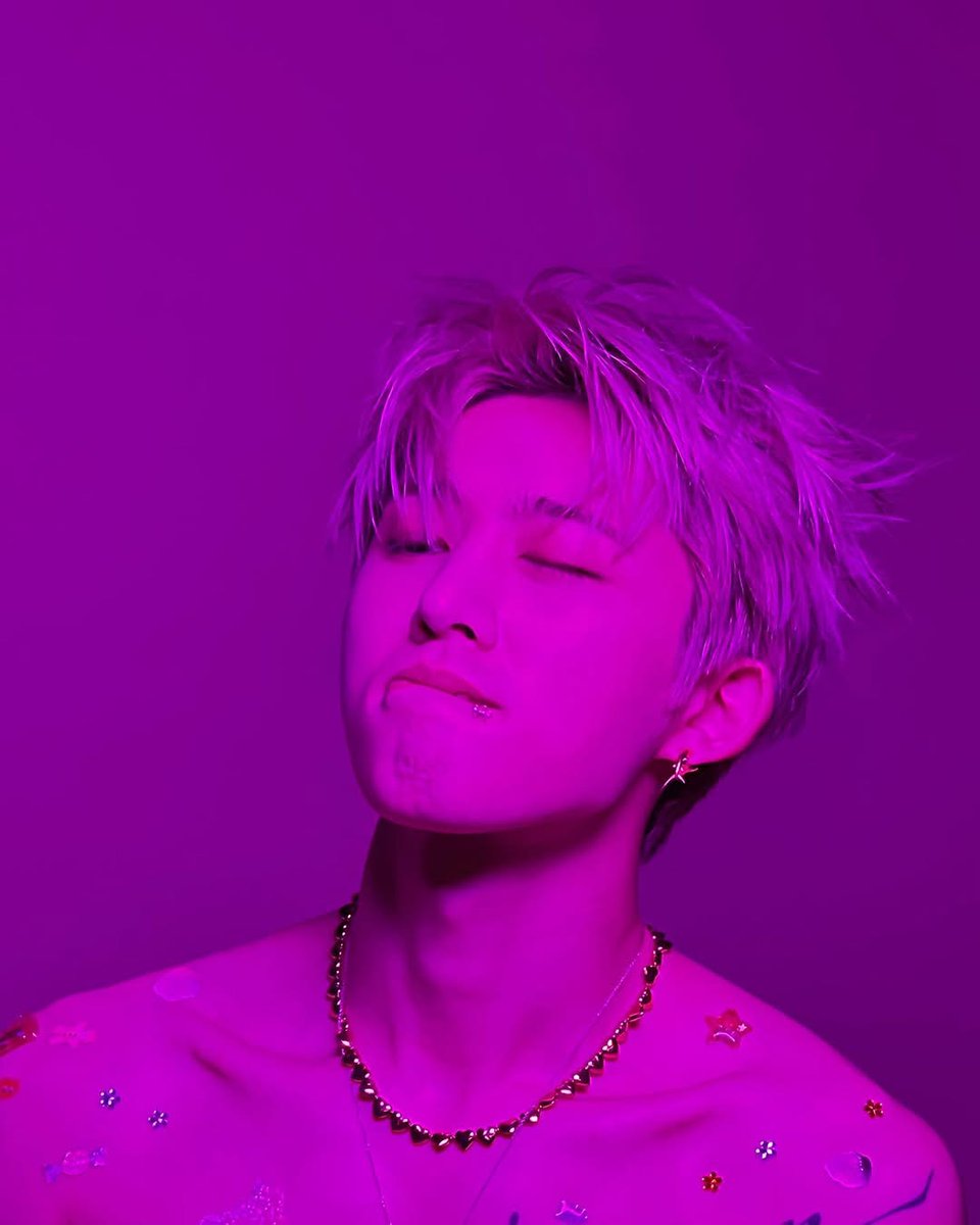 131RapperBI's tweet image. this hanbin with stickers in this hairstyle in this pink light

#비아이 #HANBIN #BI #NUMERO