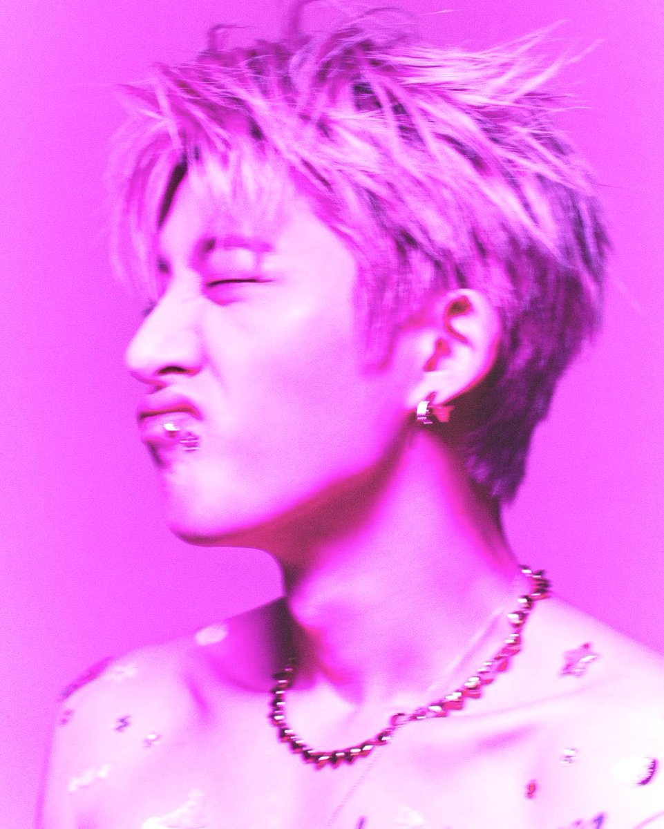 131RapperBI's tweet image. this hanbin with stickers in this hairstyle in this pink light

#비아이 #HANBIN #BI #NUMERO