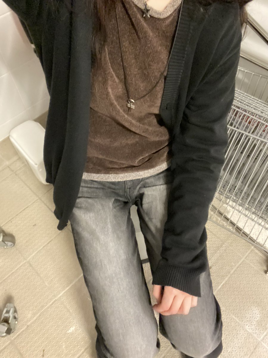deadfunkel's tweet photo. hiding and bodychecking at work cause i’m exhausted😸 https://t.co/cg8KkBWncx